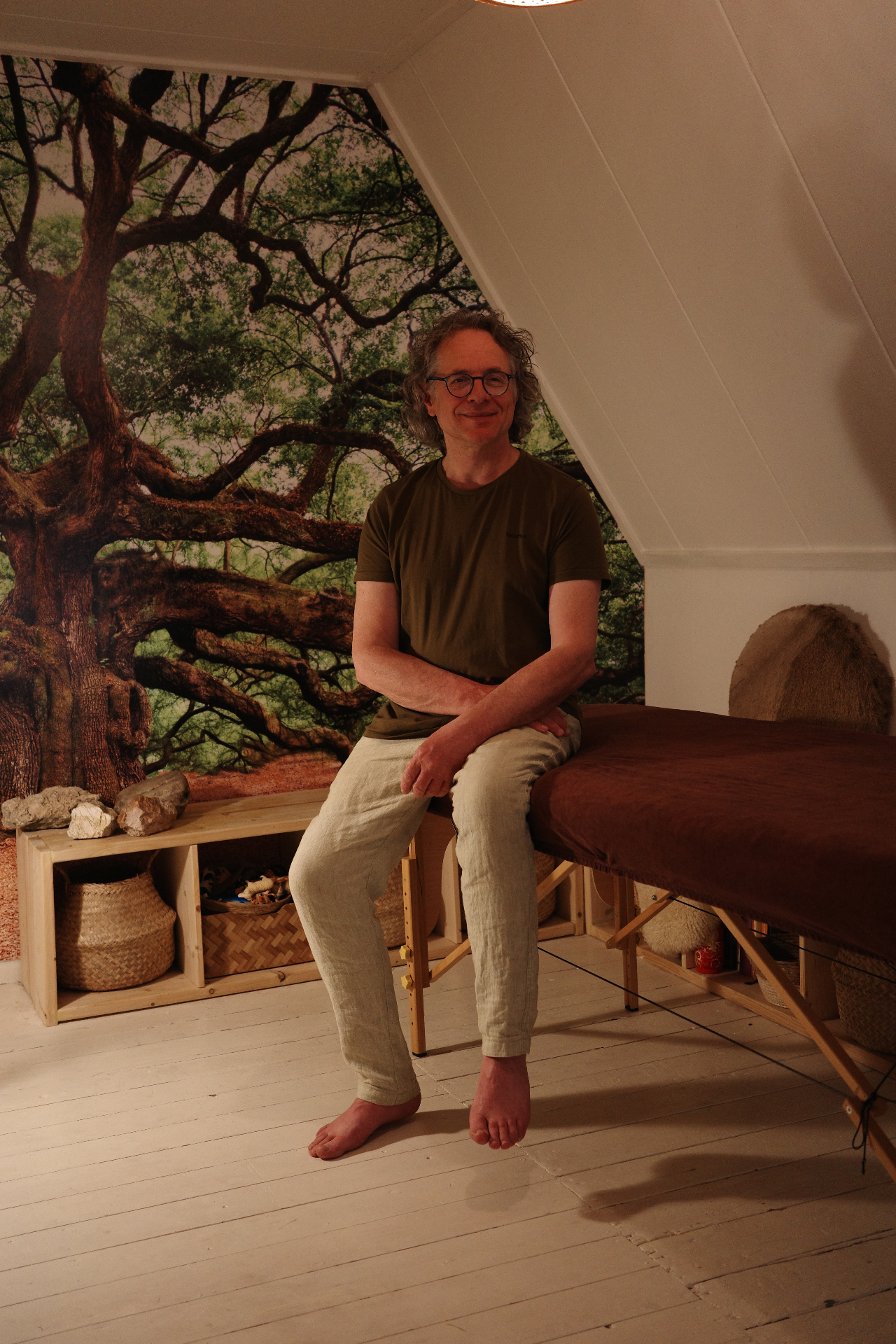 Cor van der Wekken in de behandelruimte van Massagepraktijk InTouch in Groningen